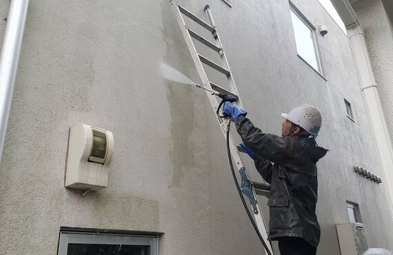 気になる外壁のコケは㈱福永塗装工業へご相談ください！